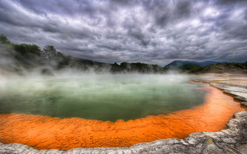 Jazero s geotermálnou vodou. Rotorua, Nový Zéland