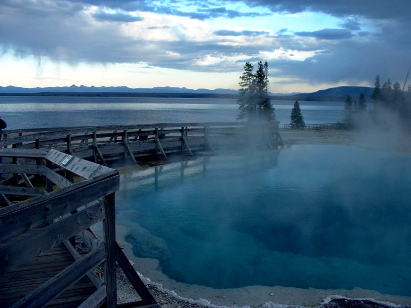 Geotermálny Čierny bazén a Yellowstonské jazero